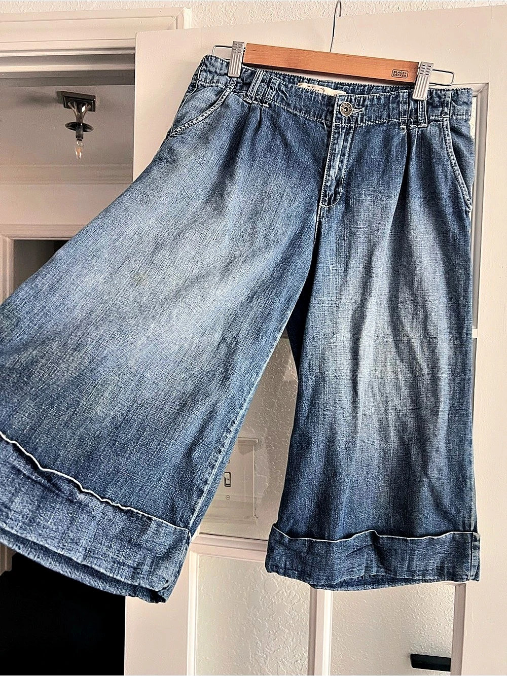 Old Navy Classic Rise Women's Denim Capri Pants Size 8 Like New